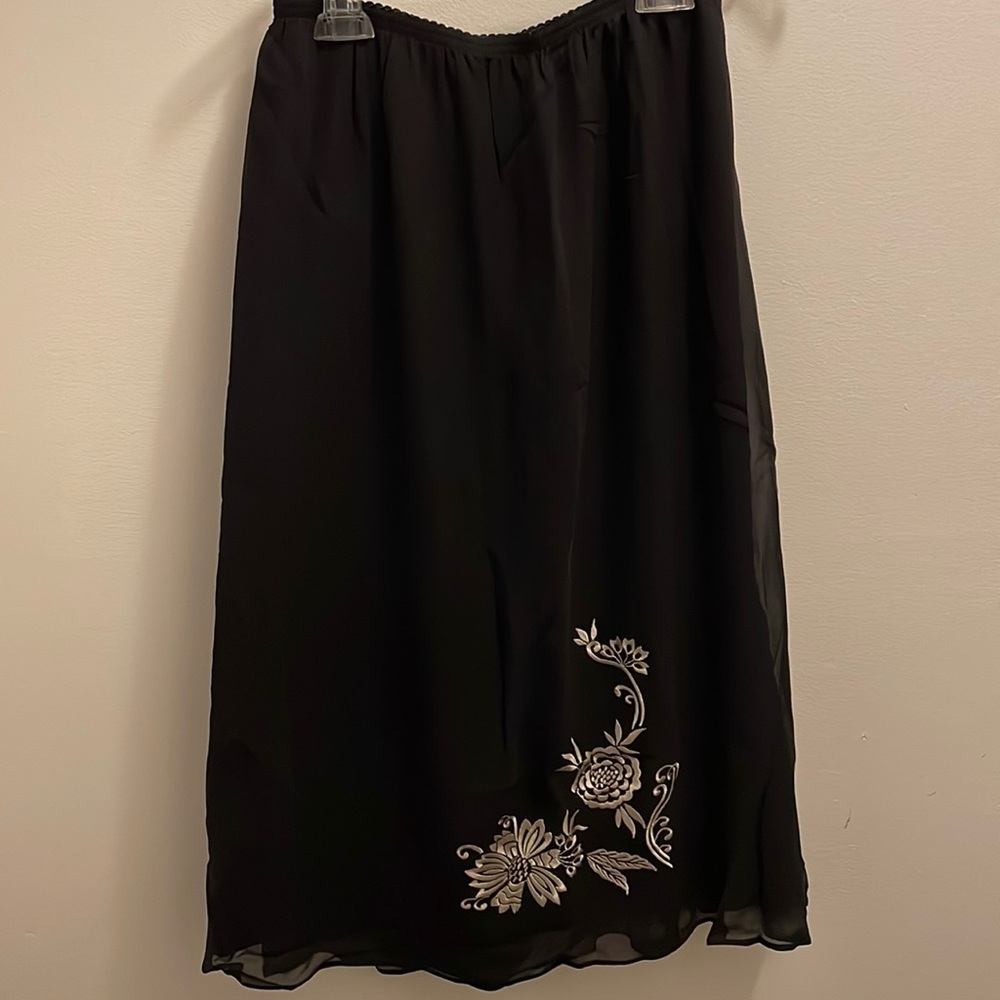 Flowing embroidery skirt